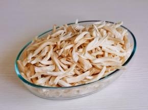 再把它们撕成丝状。