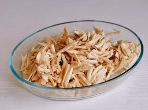 这里注意哈；一定要把水分挤干，不然会咸！！