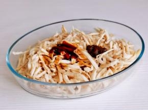 加入生抽，蚝油，老抽，豆瓣酱抓拌均匀。