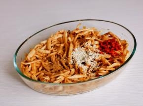 再加入芝麻，孜然粉，辣椒粉抓拌均匀。