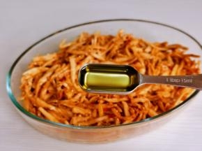 最后淋上一勺玉米油，抓拌均匀。