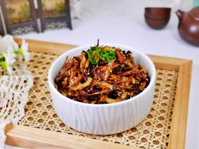 盛出装盘点缀葱丝。