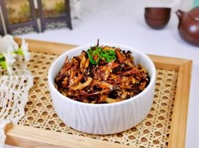 盛出装盘点缀葱丝。