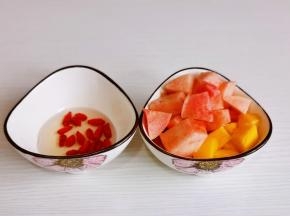 蜜桃，芒果切小块，枸杞泡软。