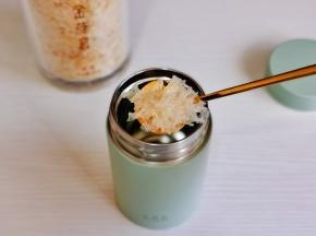 焖烧杯提前加开水预热2分钟，再把水倒掉，将金燕耳放入焖烧杯中。