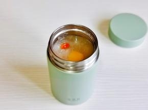 焖出胶后加入冰糖，芒果蜜桃，再焖8-10分钟即可。