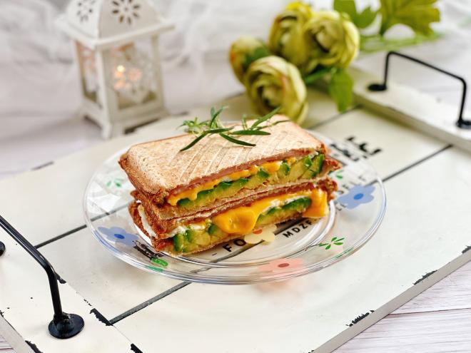 牛油果蛋清芝士火腿三明治