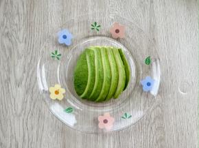 准备好食材，牛油果对半切开，去掉核，沿着长的方向切成片