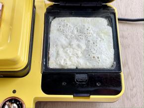 三明治机预热好后，刷一层油，倒入蛋白液煎至凝固，盛出。也可以直接用完整的鸡蛋。