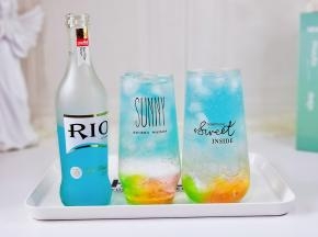 最后慢慢倒入鸡尾酒。