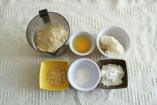 准备材料。猪油需要固态，取出软化到可以用刮刀轻易抹开。