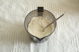 低粉、杏仁粉、泡打粉、小苏打、盐混合均匀。