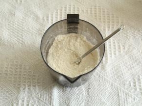 低粉、杏仁粉、泡打粉、小苏打、盐混合均匀。