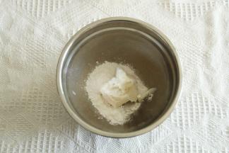 软化好的猪油，加糖粉（糖粉更容易混合且无颗粒感，建议用糖粉）。