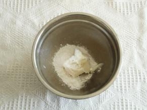 软化好的猪油，加糖粉（糖粉更容易混合且无颗粒感，建议用糖粉）。