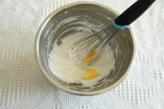 分3次加常温全蛋液，搅打混合均匀。蛋液可以预留5克，刷表面用。