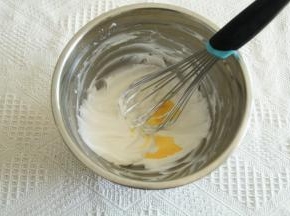 分3次加常温全蛋液，搅打混合均匀。蛋液可以预留5克，刷表面用。