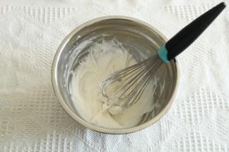 用手打打蛋器搅打混合，至体积微微变大蓬松，也可用电动打蛋器最低速打，不用打发。