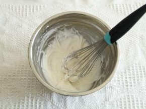 用手打打蛋器搅打混合，至体积微微变大蓬松，也可用电动打蛋器最低速打，不用打发。