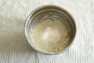 筛入混合粉类。