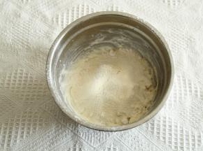 筛入混合粉类。