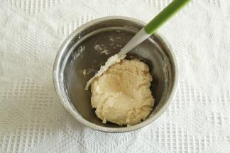 刮刀切拌，往盆边按压的方式拌匀至没有干粉颗粒。夏天室温过高，建议开空调操作，拌匀的面糊干湿度正好。