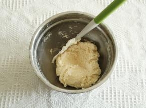 刮刀切拌，往盆边按压的方式拌匀至没有干粉颗粒。夏天室温过高，建议开空调操作，拌匀的面糊干湿度正好。