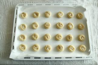 刷上2遍全蛋液，撒上适量杏仁脆片。