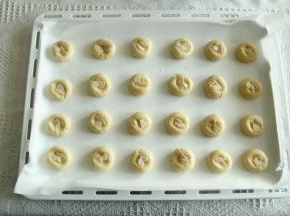 刷上2遍全蛋液，撒上适量杏仁脆片。