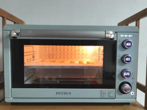 放入预热好的烤箱中层，转上下165度，烤22分钟。