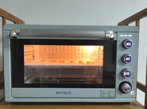 放入预热好的烤箱中层，转上下165度，烤22分钟。