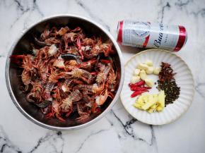 买回来的小龙虾洗两遍，再用刷子刷一遍清洗干净，去掉虾头和虾肠。