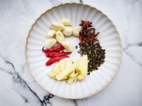 配料洗净备好。