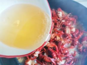 加没过小龙虾的啤酒，