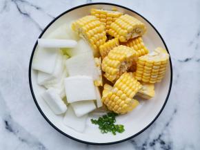 玉米洗净切块，冬瓜去皮洗净切块，