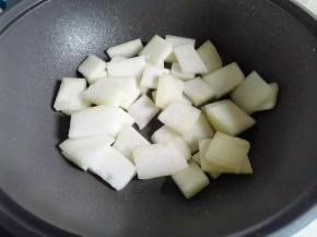 锅中加一点点油，放入冬瓜翻炒均匀。