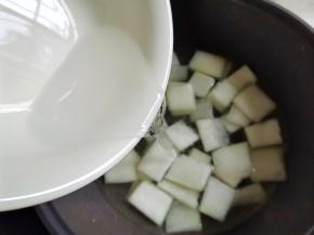 锅中加一碗清水，