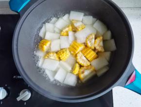 放入玉米大火煮开，