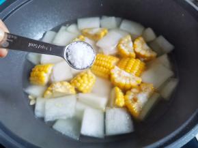 盖上锅盖转小火煮十分钟，根据个人口味加一点点盐搅匀，