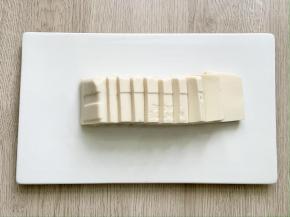 凉拌豆腐对半切后，再切成切片