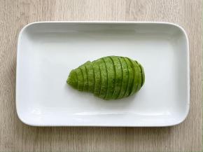 牛油果对半切开，拧开，去核，剥掉皮，切成片