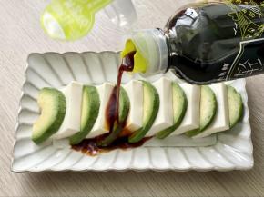 倒入日式昆布酱油