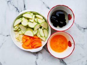 西葫芦洗净切厚一点的片，胡萝卜切片，木耳温水泡发，大蒜切片，鸡蛋打散。