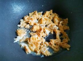 锅中热油，加入鸡蛋煎熟盛出备用。