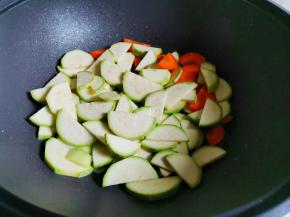 锅内放一点油，爆香大蒜，加入西葫芦胡萝卜，