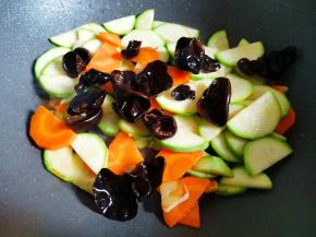 翻炒1分钟，加入木耳翻炒片刻，