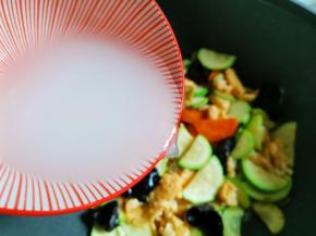 加1勺生抽，1勺蚝油，适量盐，淋入水淀粉，