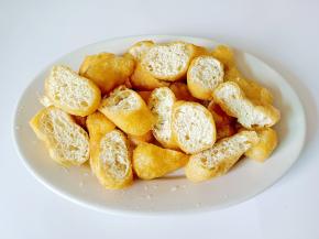 油豆腐斜着切块，便于焖入味。