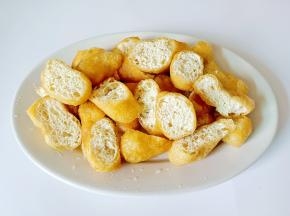 油豆腐斜着切块，便于焖入味。