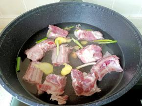 排骨冷水下锅，加葱姜蒜、料酒开大火焯水。